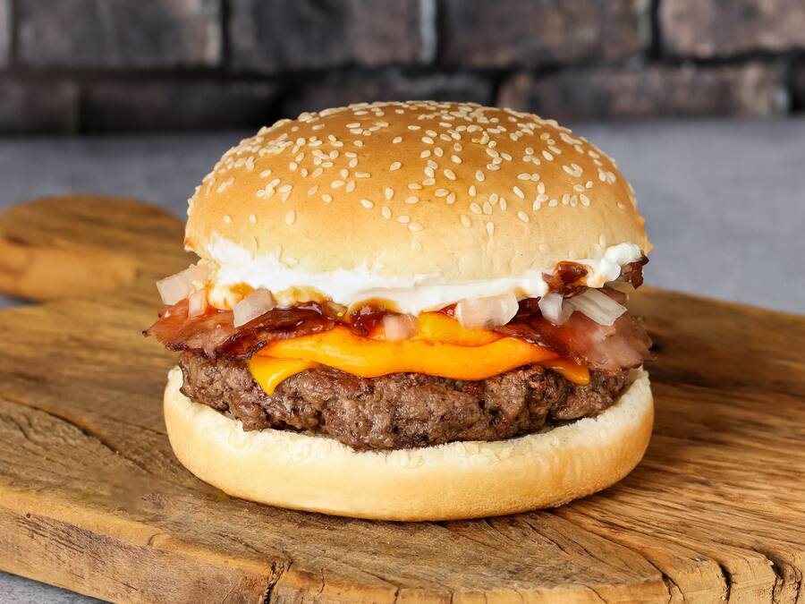 Hambúrguer Na Brasa Cheddar e Bacon